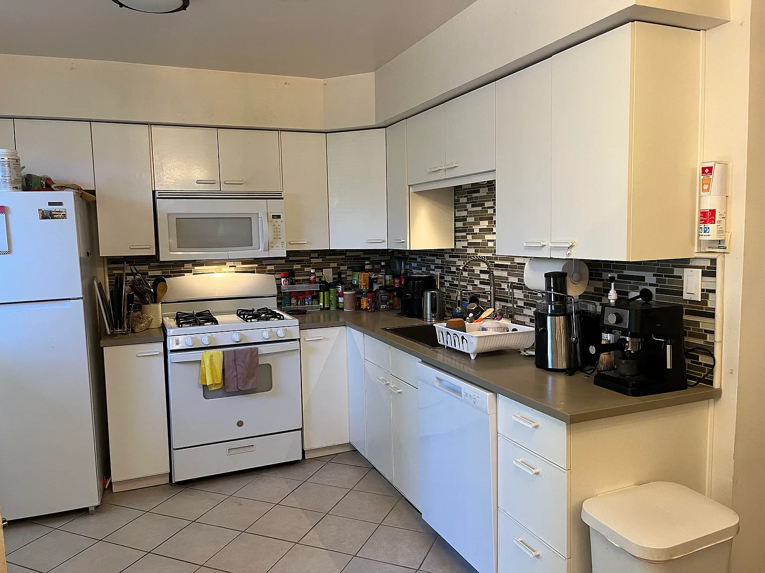 3 bed, 870 sqft, $1,085 — Photo 3