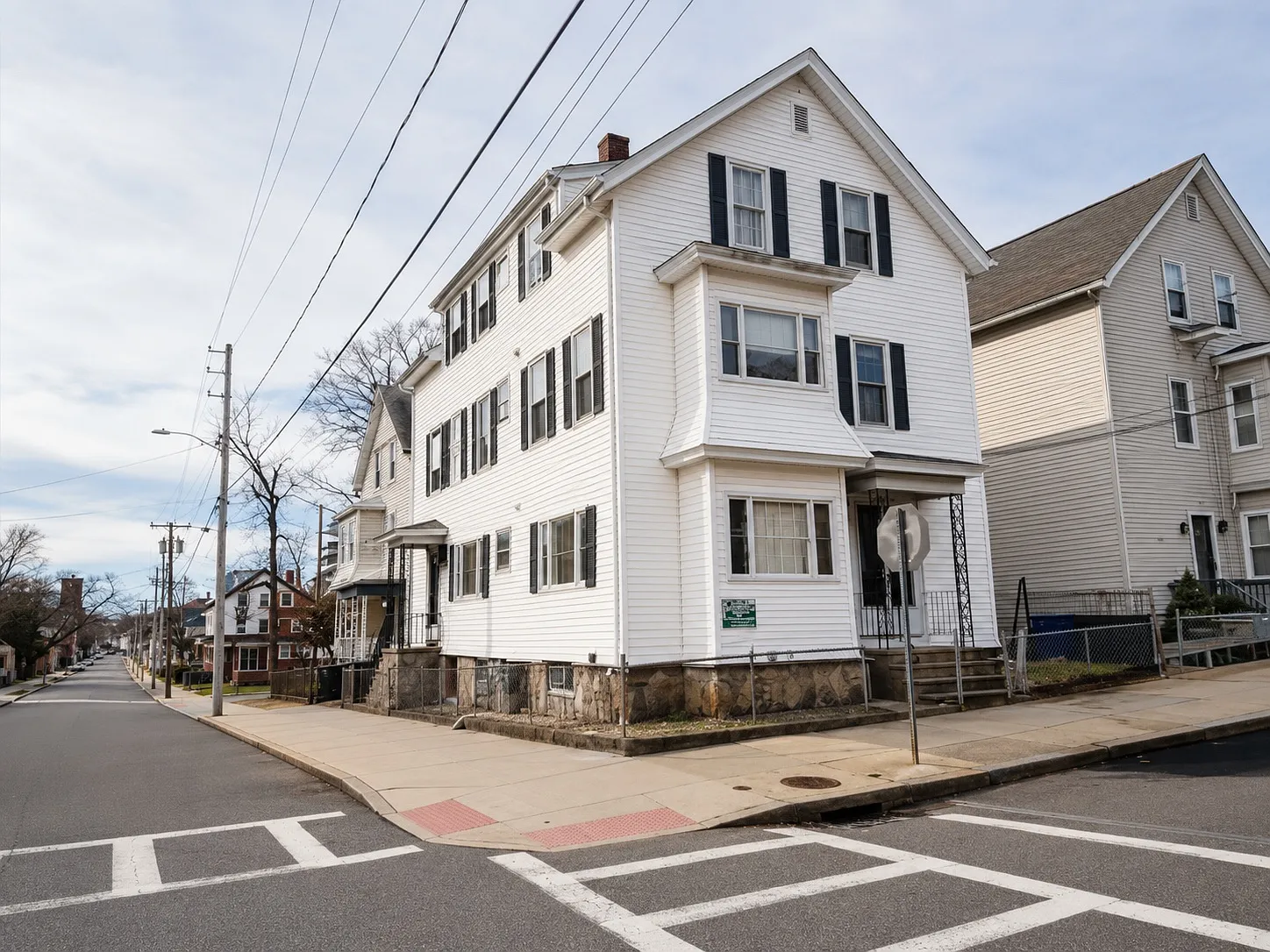 4 bed, 1000 sqft, $2,400 — Photo 1