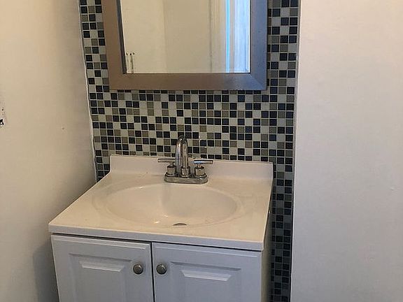 4th image of 8 Ludwig Ln