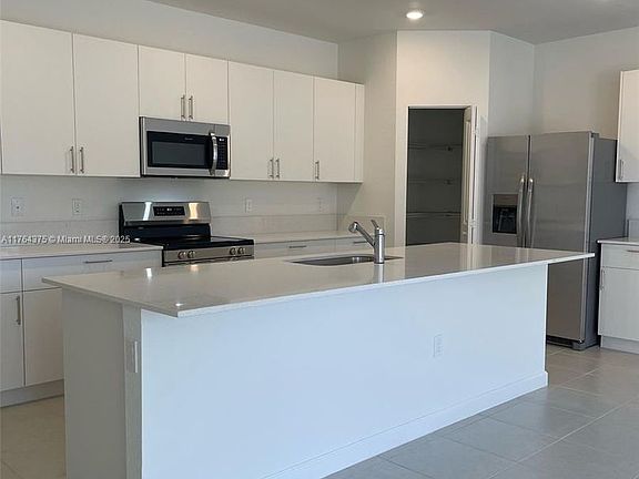 2nd image of 2982 Park Pl #5838