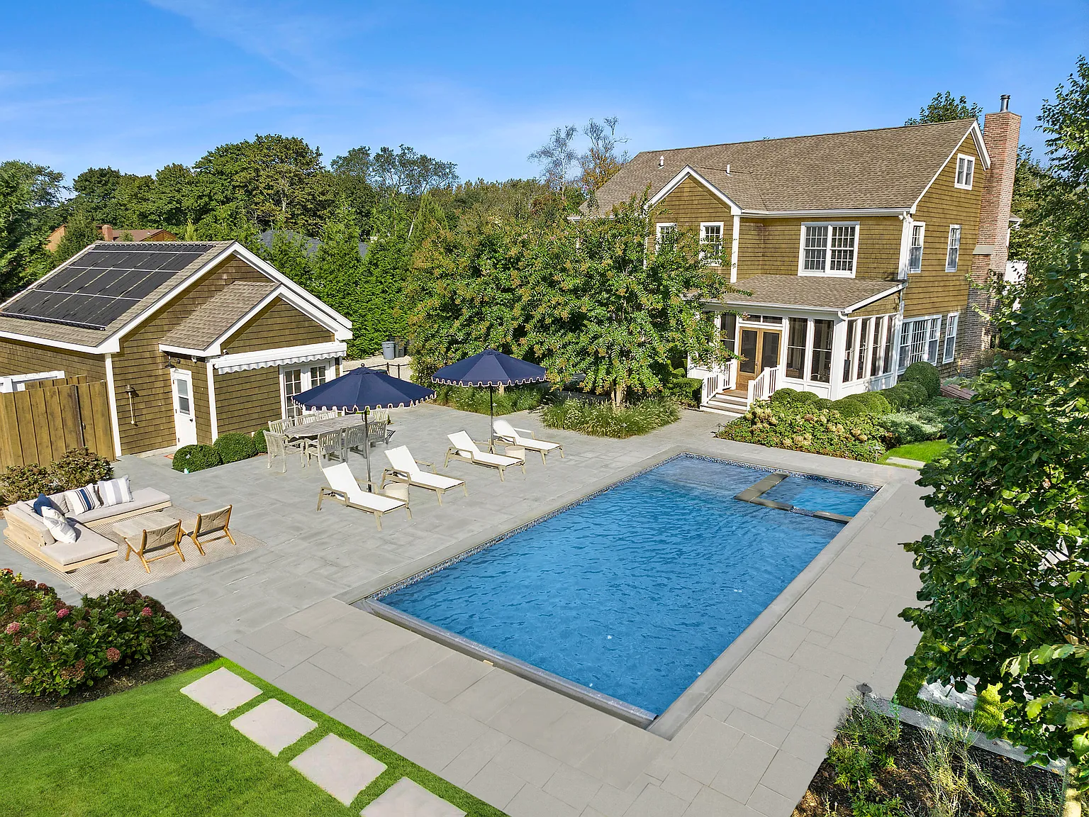 Spacious Open Floor Plan Home with Heated Inground Pool! — Photo 1