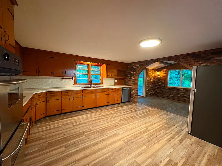 381 Colonial St — Photo 7