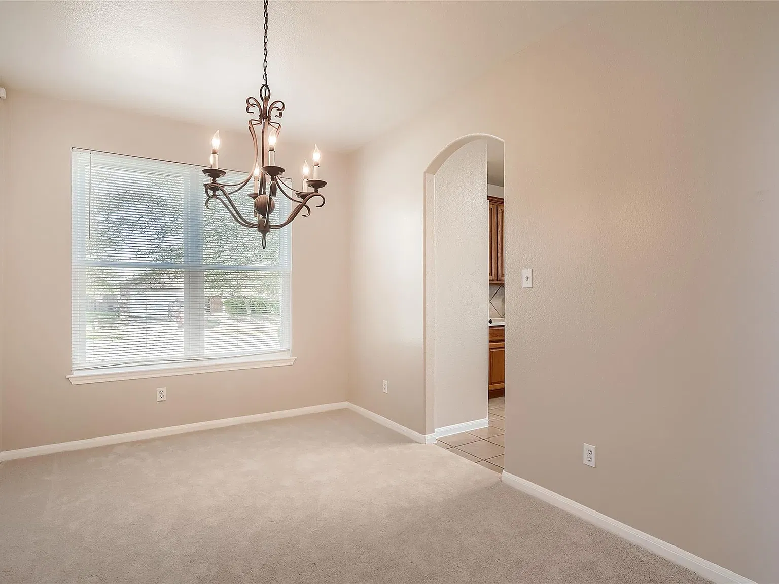 5 bed, 2.5 bath, 2648 sqft, $2,500 — Photo 3