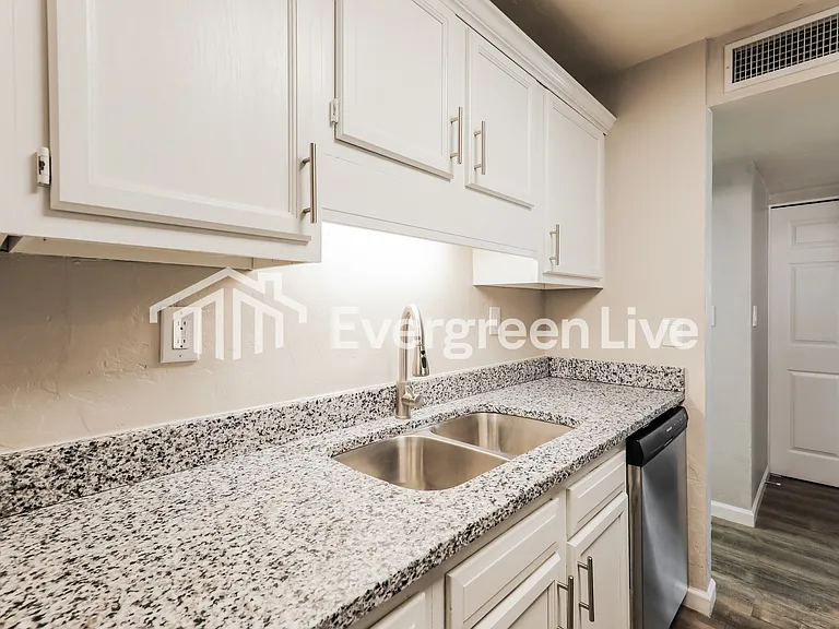 8056 E Victoria Dr — Photo 8