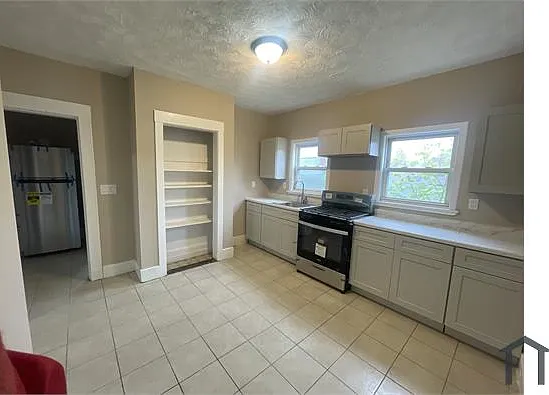 3 bed, 1100 sqft, $3,200 — Photo 2