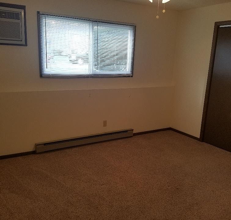 2nd image of 112 Twin Oaks Dr APT 4