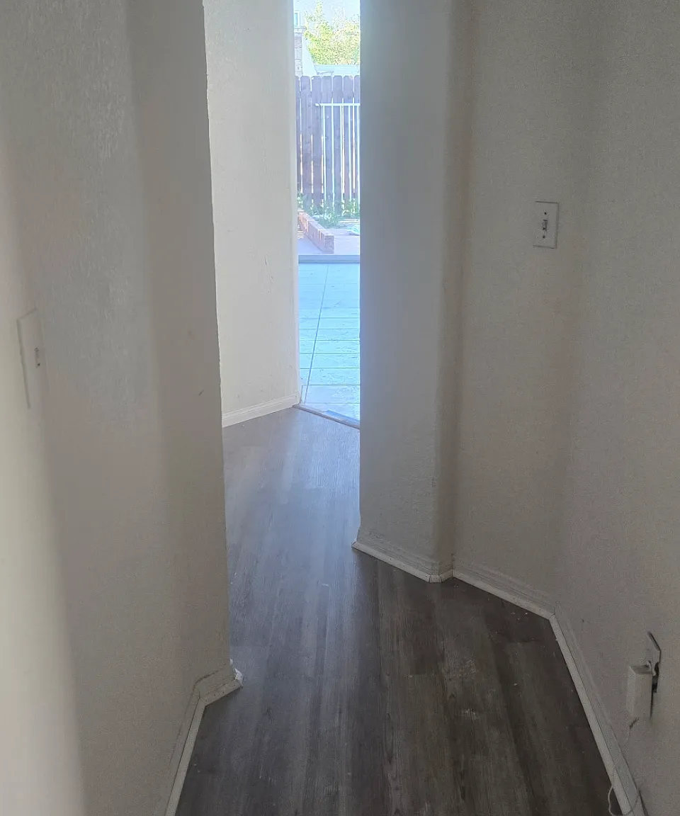 19329 Runnymede St — Photo 4