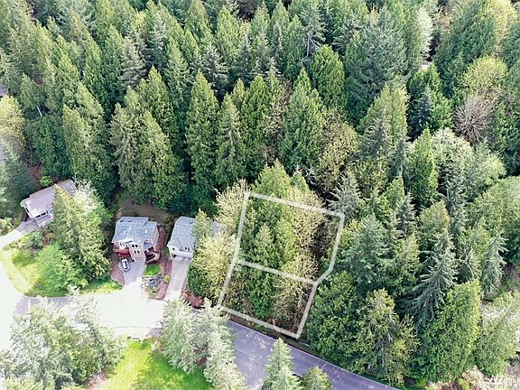 2nd image of 8 Lake Louise Dr