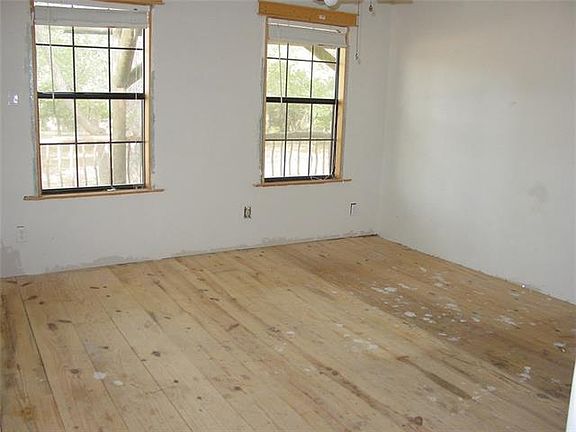 5th image of 440 White Oak Cir