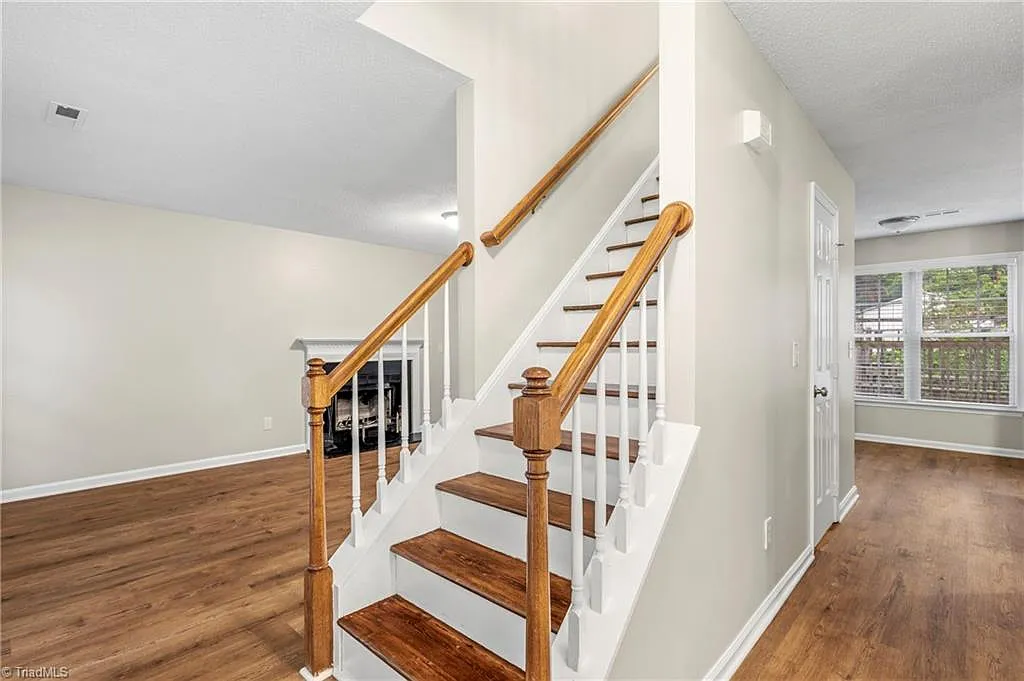 3 bed, 2.5 bath, 1618 sqft, $2,100 — Photo 3