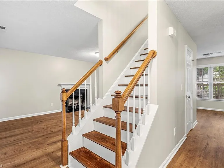 2320 Meadow Gate Dr — Photo 3