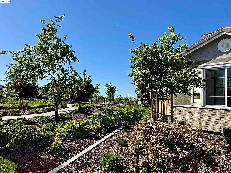 464 Coolcrest Dr — Photo 9