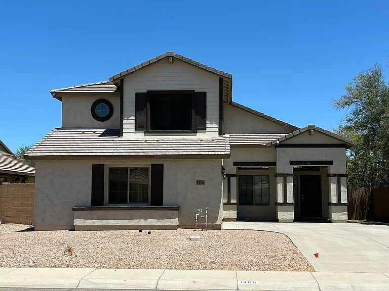 1466 E Holiday Dr — Photo 2