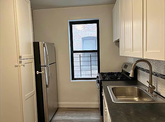 4th image of 25-81 34th St #3D