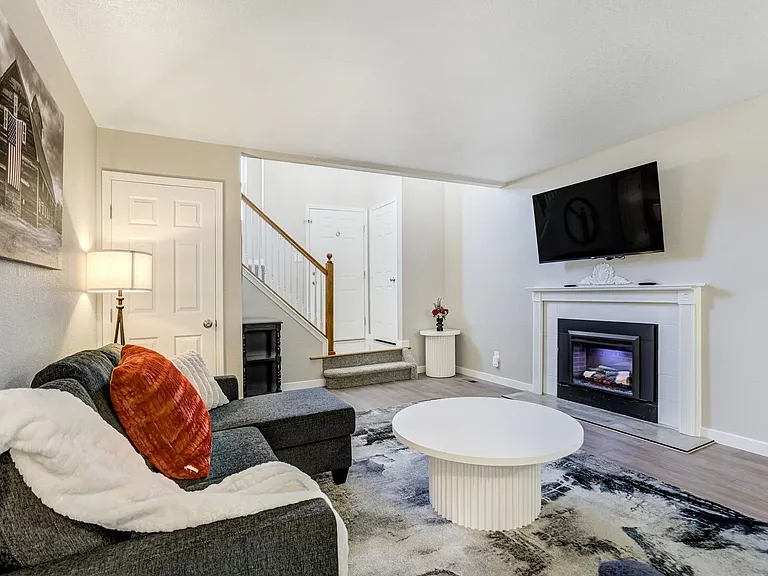 985 Apollo Ct — Photo 3