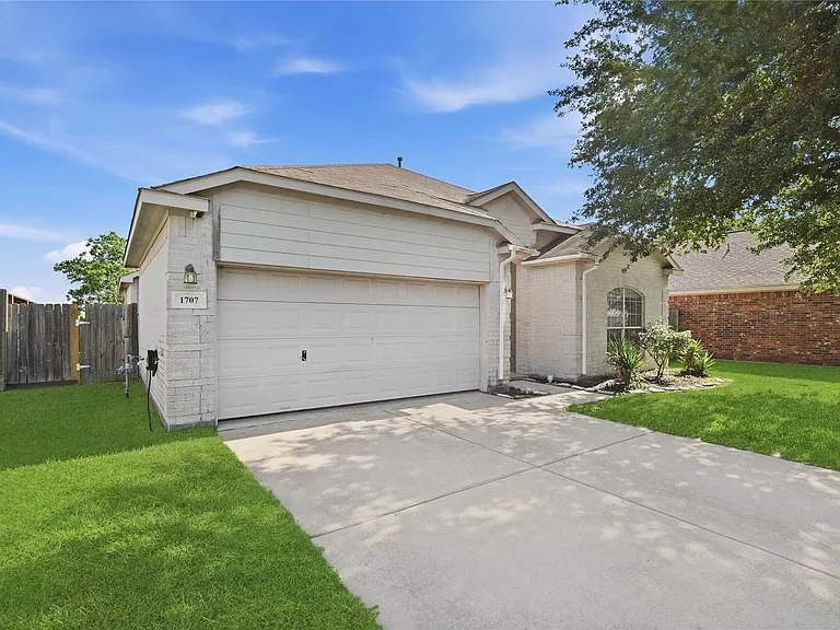 1707 N Highlands Xing — Photo 3