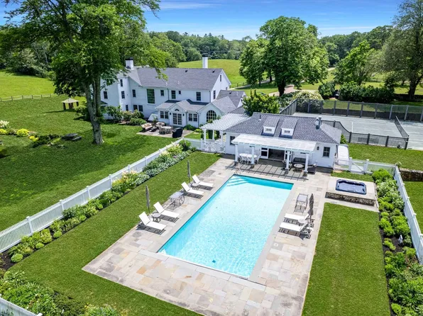31 Lamberts Cove Rd, Tisbury, MA 02568