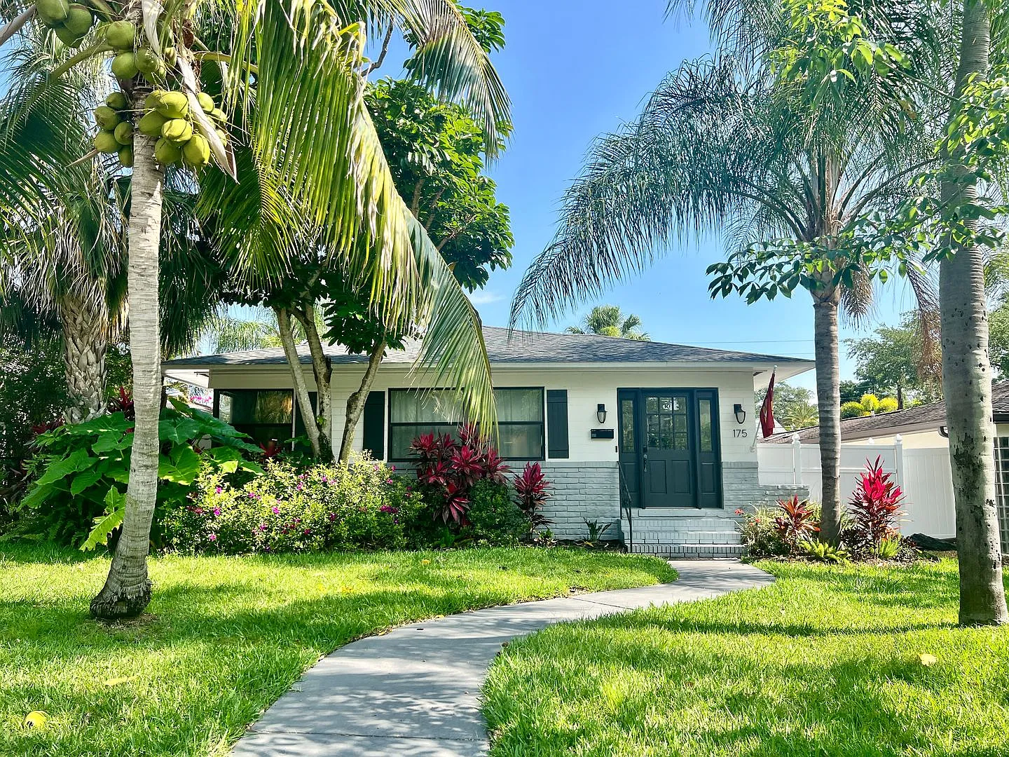Fully Furnished 2/2 Old Ne Bungalow - Lease Term Through December 2026 — Photo 1