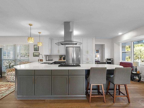 2nd image of 3101 Oxford Cir