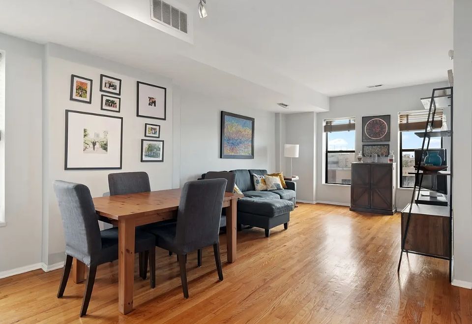 Huge living space - PLENTY of natural sunlight