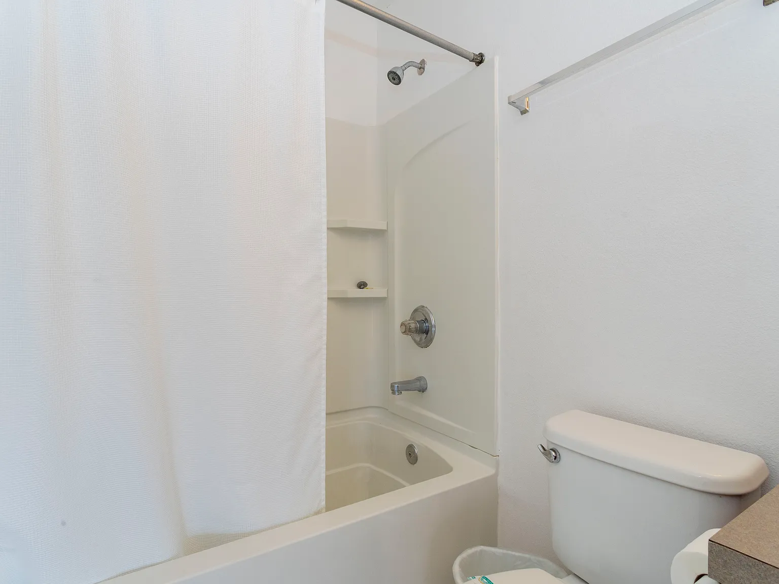 3 bed, 2.5 bath, 1666 sqft, $2,150 — Photo 3