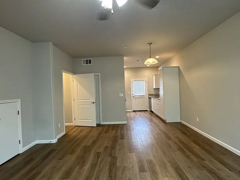 414 S Summit St #101-104 — Photo 2