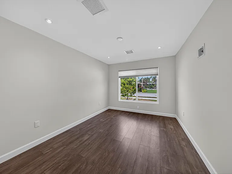 410 NE 34th St — Photo 30