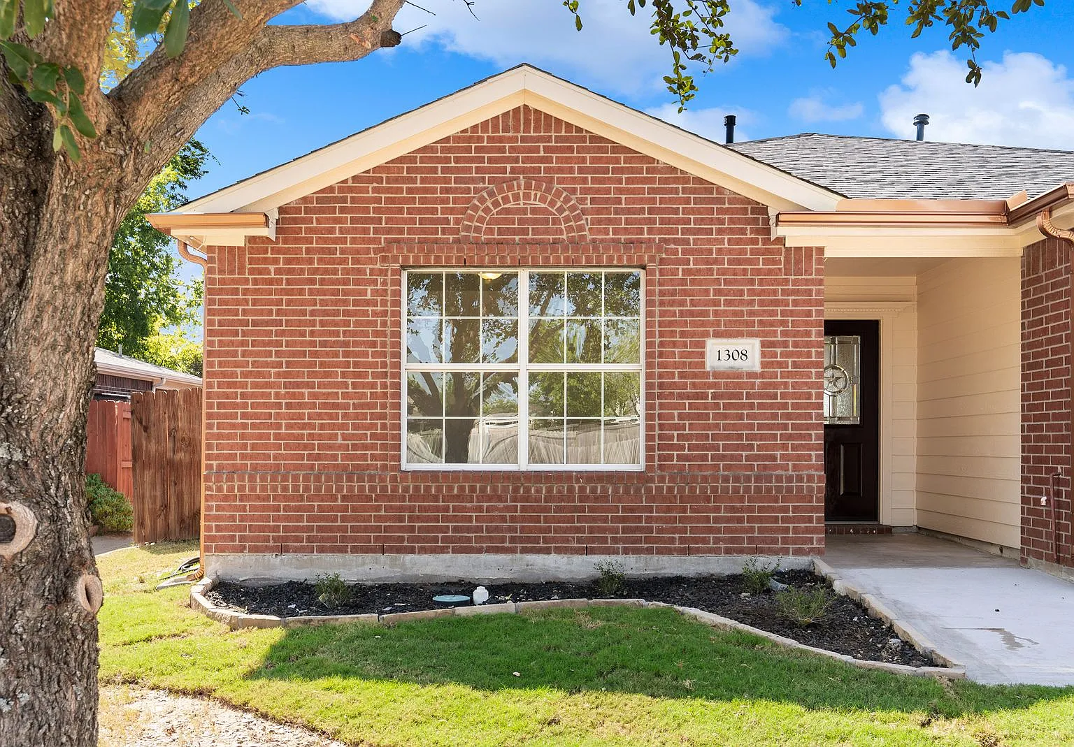 3 bed, 1402 sqft, $1,700 — Photo 1