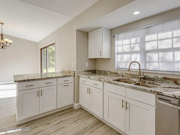 201 Jefferson Ave NW — Photo 9
