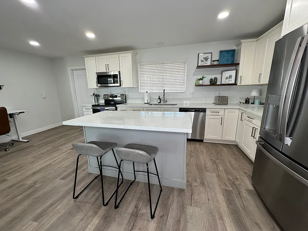 2729 N Myrtle Ave — Photo 4
