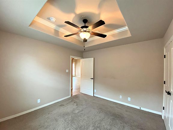 5th image of 15614 Glenn Ln
