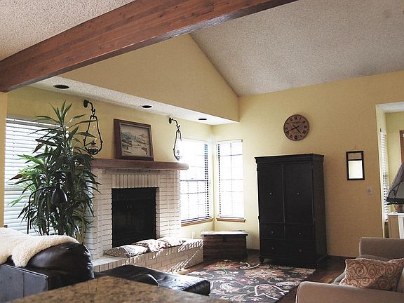 Living room : vaulted ceiling. *Paint has been updated since photo.