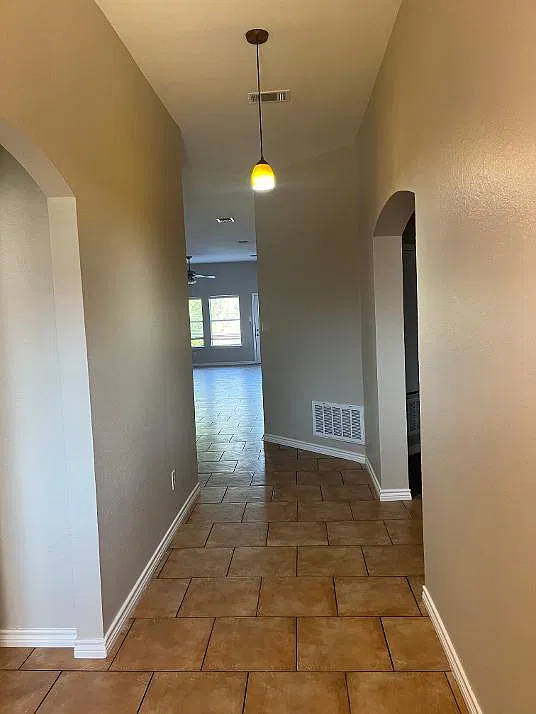 4 bed, 1946 sqft, $2,000 — Photo 3