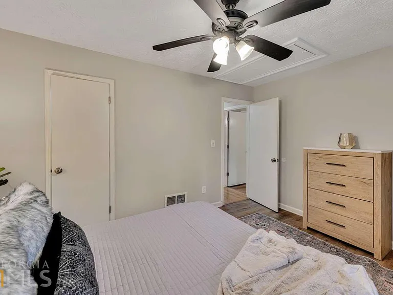 210 Booth Rd SW #B — Photo 18