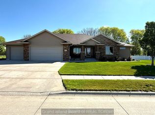 3215 Saint Andrews Cir, Grand Island, NE 68803