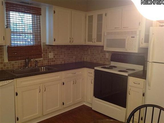 3rd image of 161 Hemlock Dr