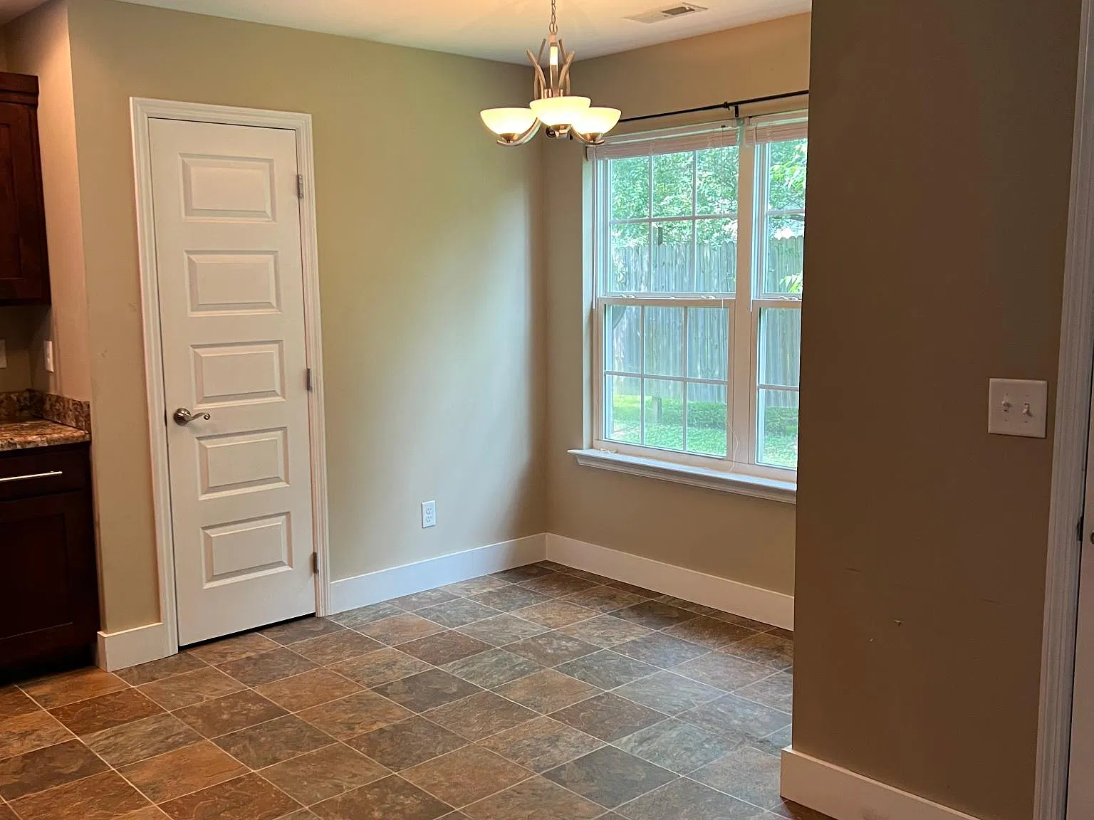 2 bed, 1.5 bath, 1200 sqft, $1,250 — Photo 4