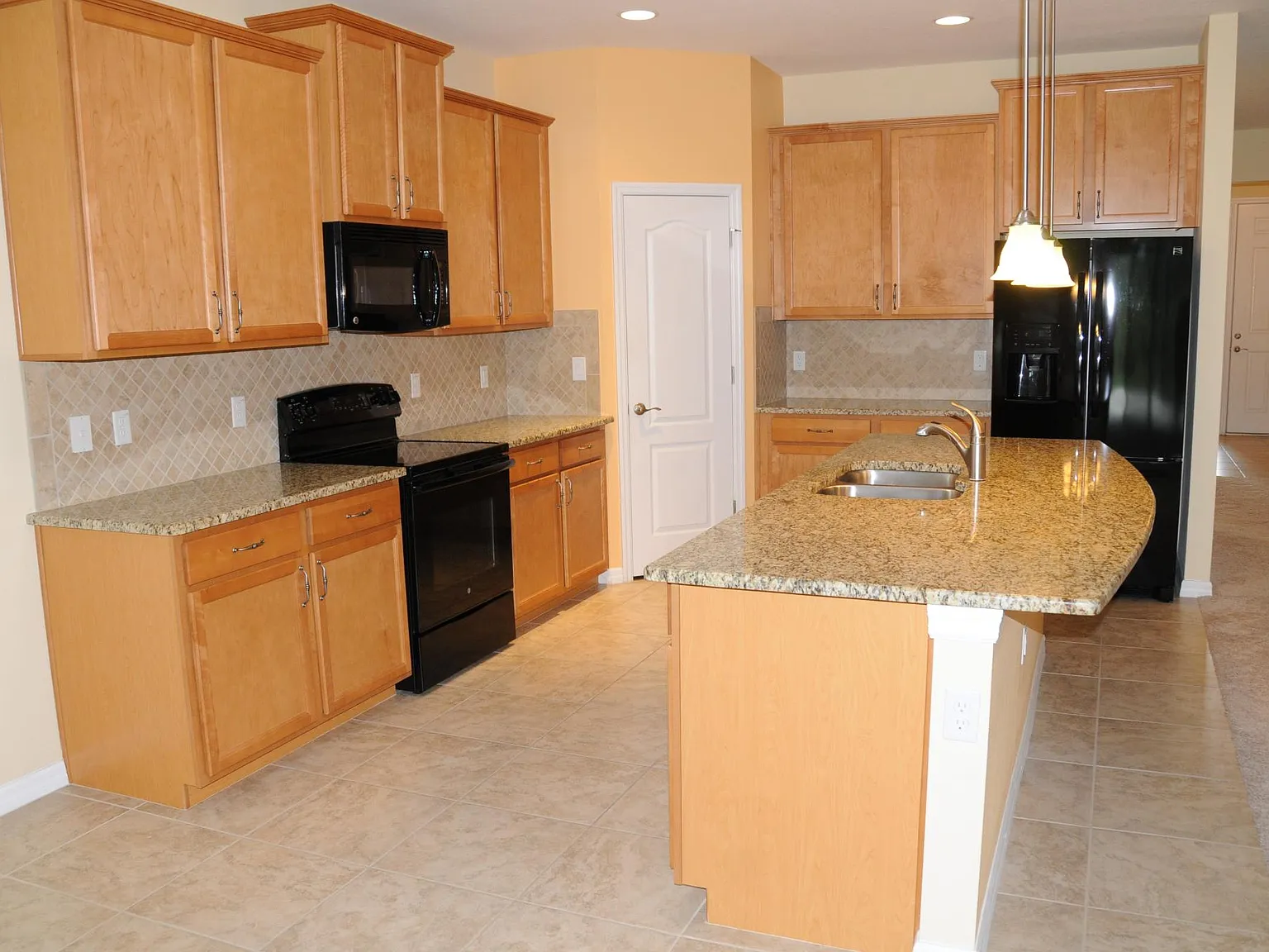 4 bed, 2054 sqft, $3,195 — Photo 4