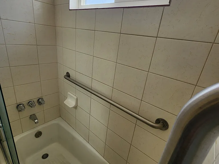 1141 Irving Ave #3 — Photo 24