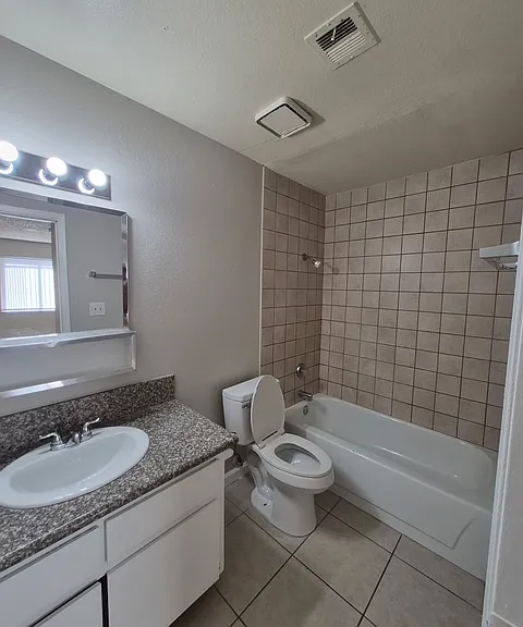 2293 Exeter Dr #B — Photo 5