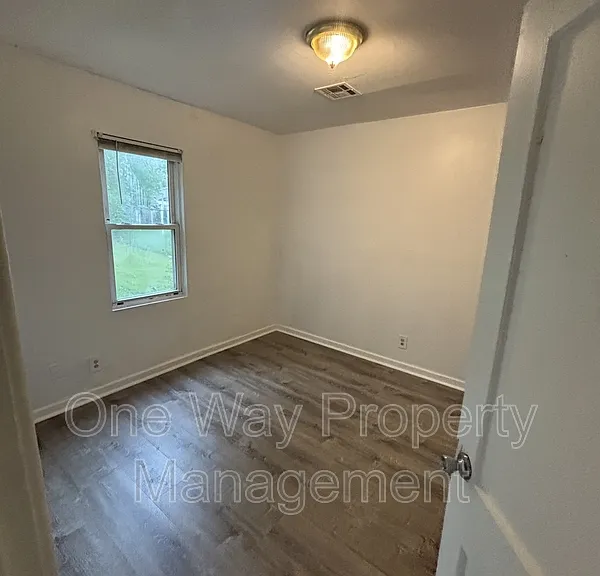 1738 N Poplar Ave — Photo 7