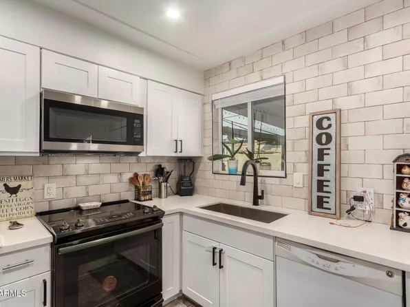 2206 W GLENDALE Avenue, Phoenix, AZ 85021