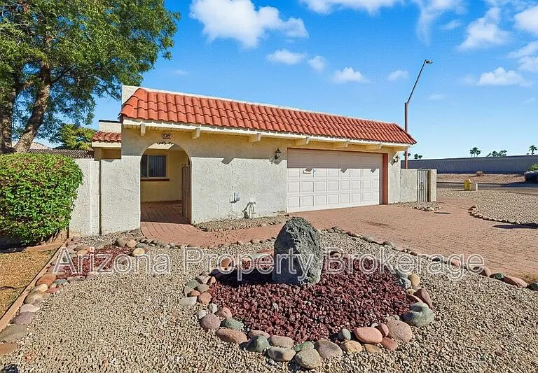 2192 E Balboa Dr — Photo 1