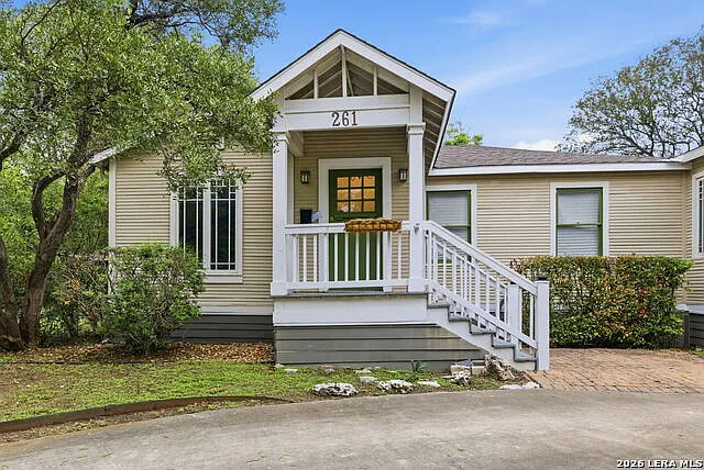 4 bed, 2.0 bath, 1856 sqft, $2,950 — Photo 2