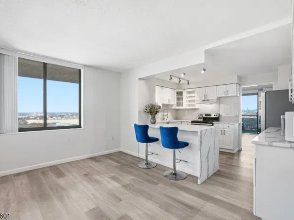 1633 Harmon Cove Tower, Secaucus Town, NJ 07094