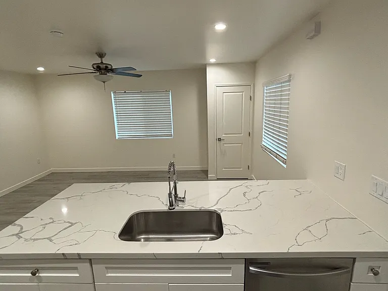 548 Barbara Ave — Photo 3