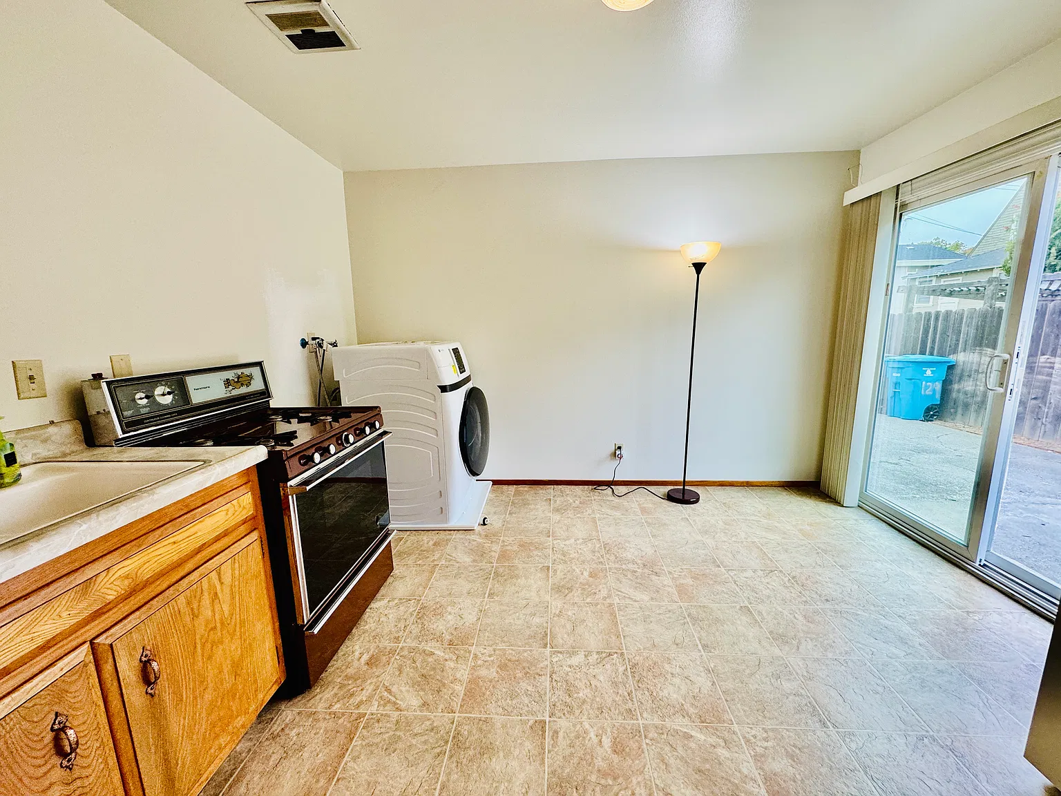 2 bed, 810 sqft, $1,900 — Photo 3