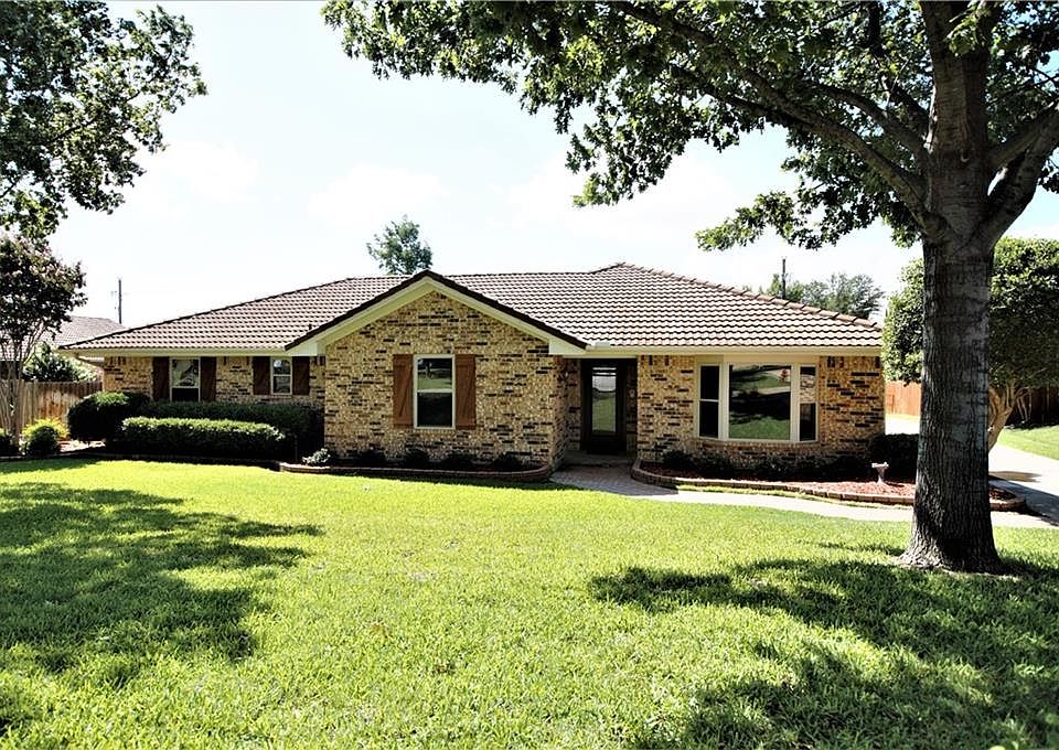 1st image of 25 Crestwood Dr