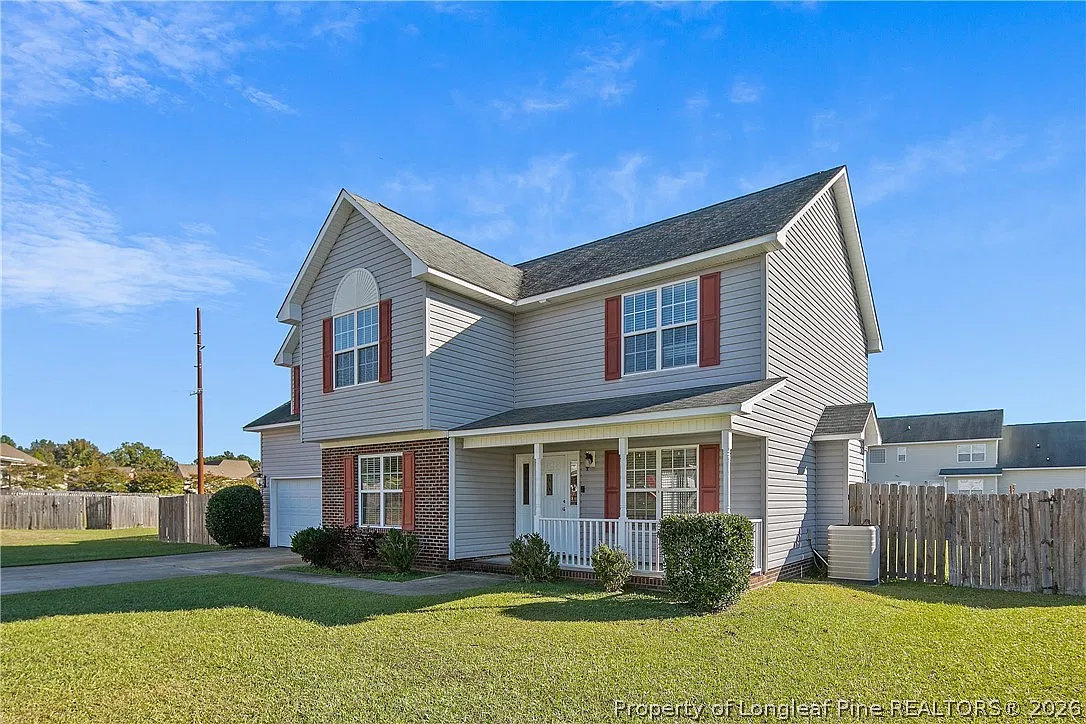 3 bed, 2.0 bath, 2138 sqft, $2,300 — Photo 2