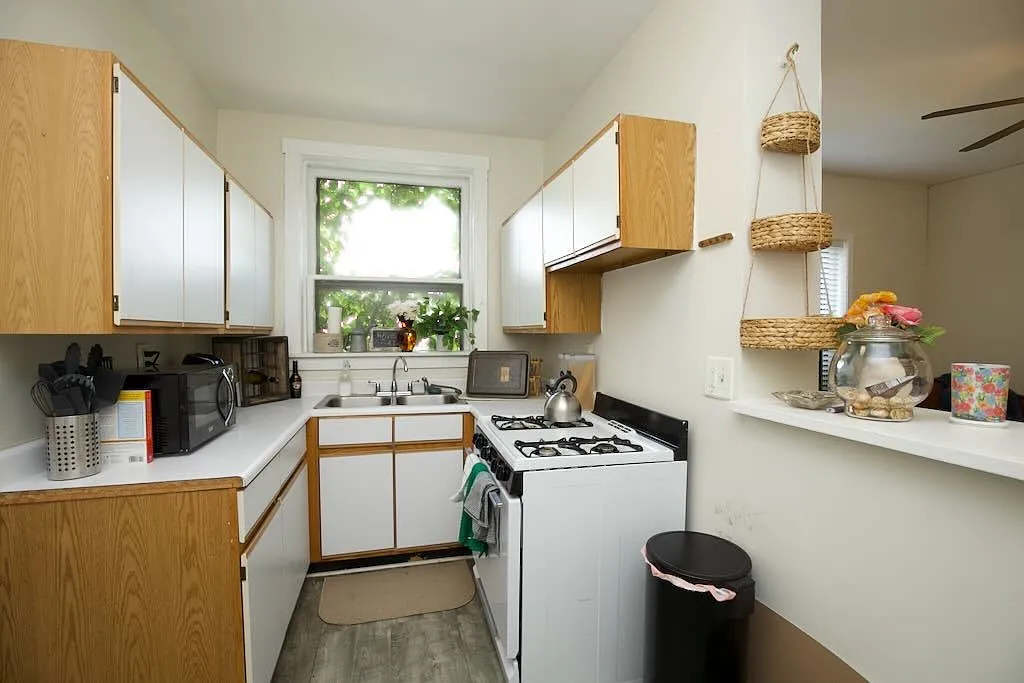 728 W Roscoe St — Photo 3